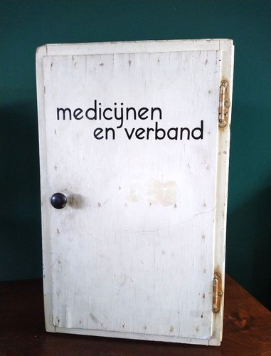 Medizinschrank verbandszeug - i,